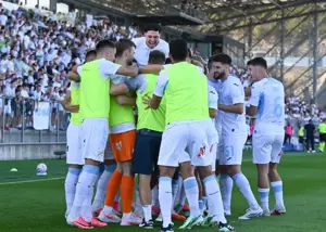 شکست سنگین صدرنشین به‌دست یاران محبی