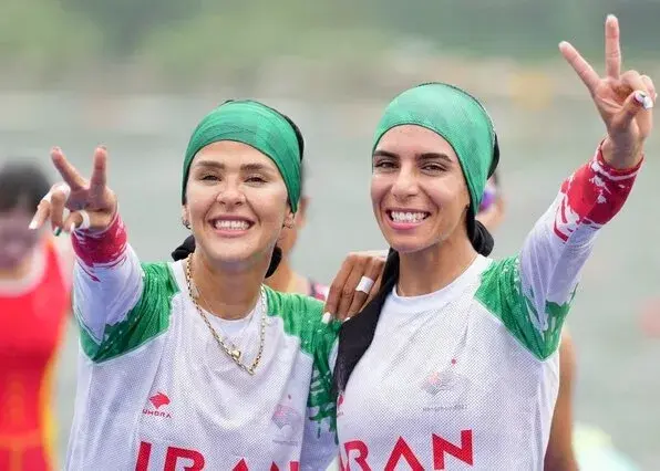 دختران رویینگ در صدر جدول: پرافتخارترین زن تاریخ ورزش ایران اینجاست! زينب نوروزى و مهسا جاور، دو قهرمان مشهور و پرمدال روئينگ ايران، امروز در دو قايق متفاوت، تاريخ ورزش زنان ايران را در بازي‌هاى آسيايى به نفع رشته ورزشى خود تغيير دادند.