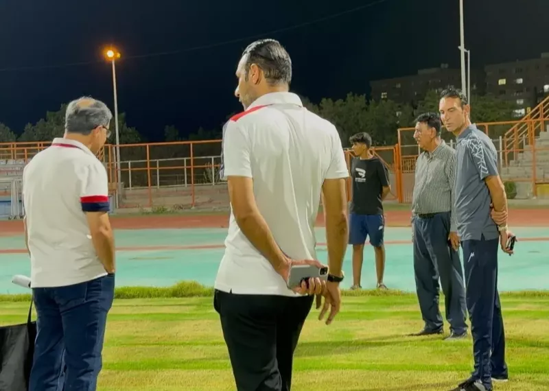 عنایتی شخصا برای آمادهسازی چمن بندر اقدام کرد!