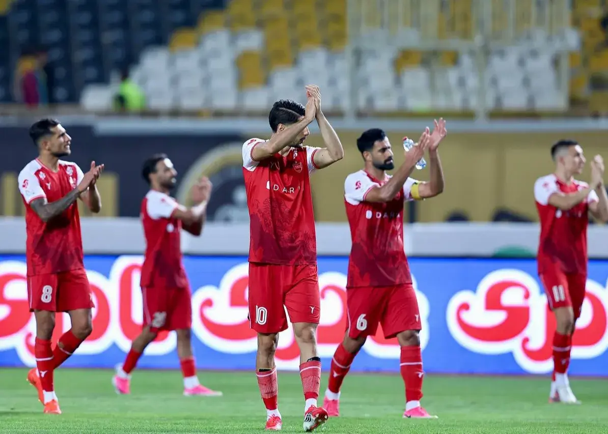 فرصت فرار پرسپولیس از دست استقلال و تراکتور!