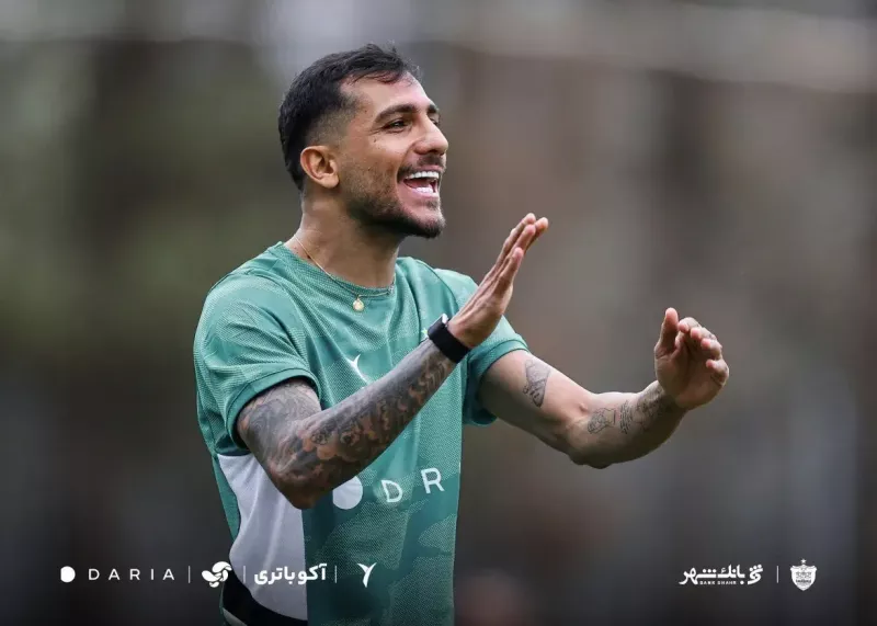 زوج سمت چپ پرسپولیس با هم عکس گرفتند!