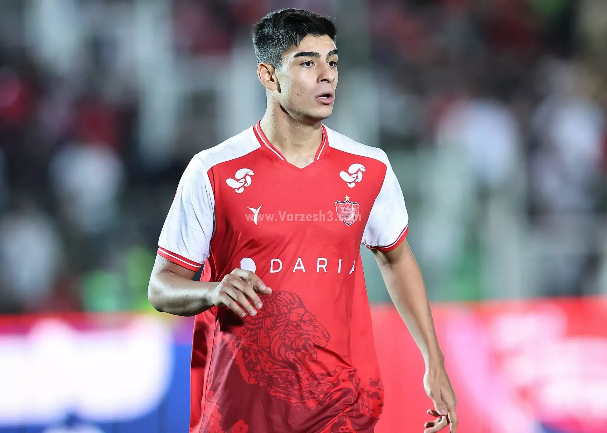 رکوردی که در شب پیروزی شکست؛ رونمایی از جوانترین بازیکن تاریخ پرسپولیس! پرسپولیس رکورد 24 ساله خود را شکست و جوانترین بازیکن تاریخ این باشگاه در لیگ برتر وارد زمین شد.