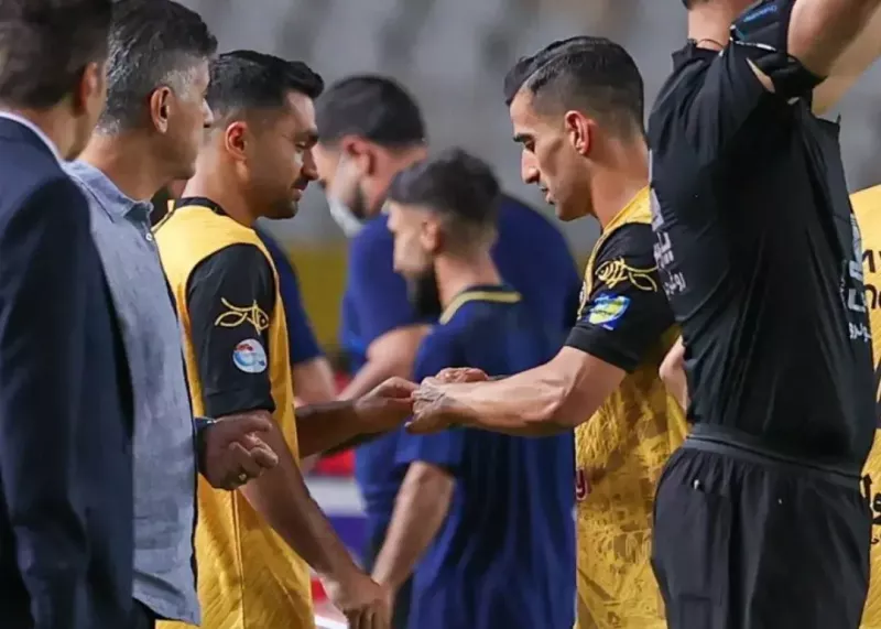 حاج صفی بازوبند سپاهان را تعارف کرد! (عکس)