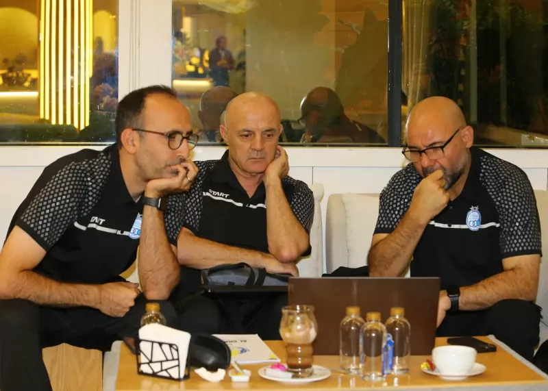 سهراب در مهرآباد، مشغول بررسی الغرافه!