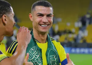 حرکت عجیب رونالدو: بوسه به نشان عربستان!