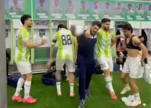 جشن لری خیبریها در رختکن بعد از برد شیرین