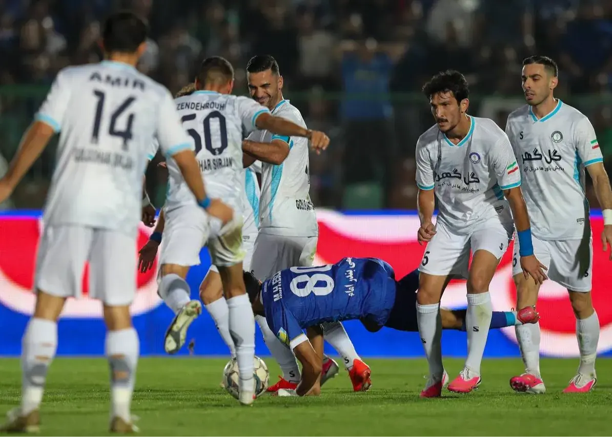لبخند کاپیتان گل‌گهر بعد از محاصره مهاجم استقلال!