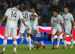 لبخند کاپیتان گلگهر بعد از محاصره مهاجم استقلال!