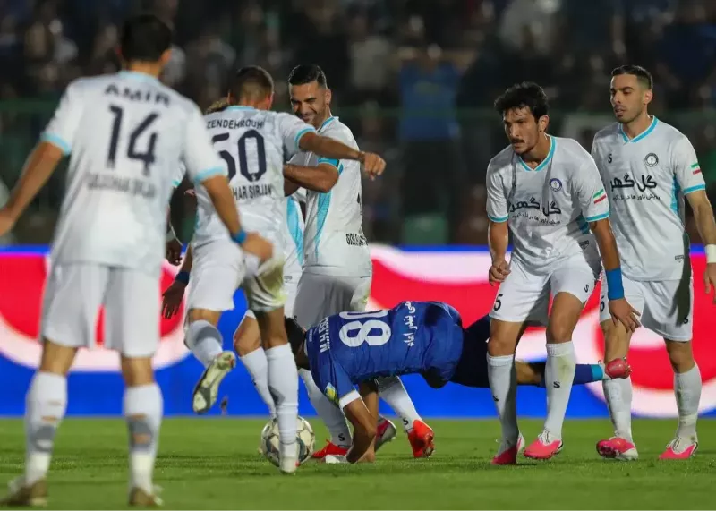 لبخند کاپیتان گلگهر بعد از محاصره مهاجم استقلال!