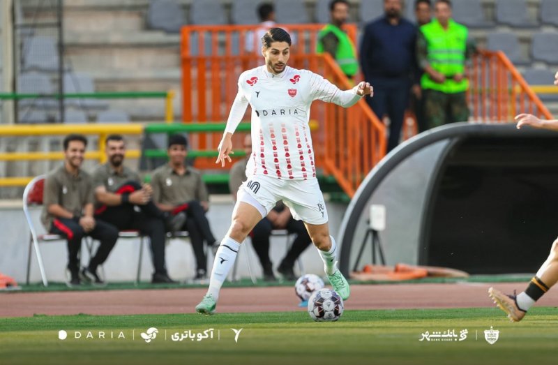 شماره 10 پرسپولیس و باز هم نشانه‌گیری دقیق!