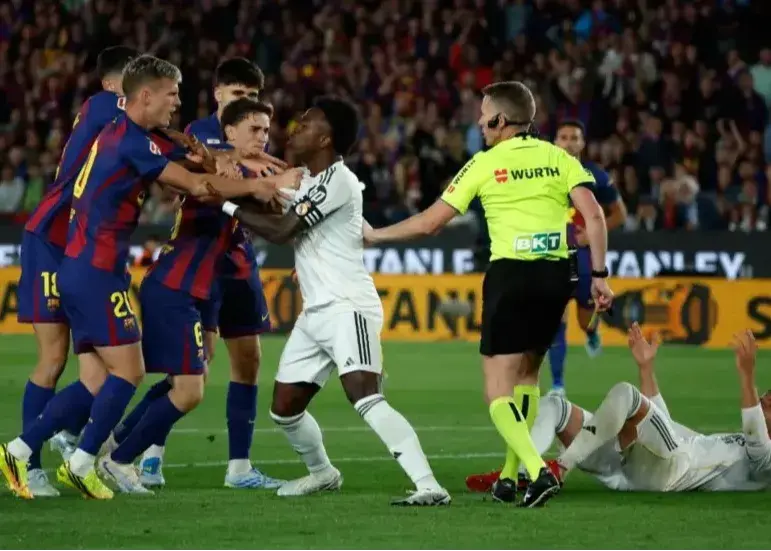 Real Madrid y el Clásico: ¿17 árbitros en el campo?