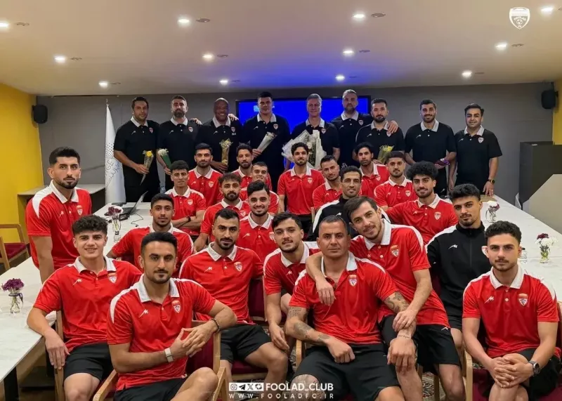 بازیکنان فولاد برای مطهری گل گرفتند! (عکس)